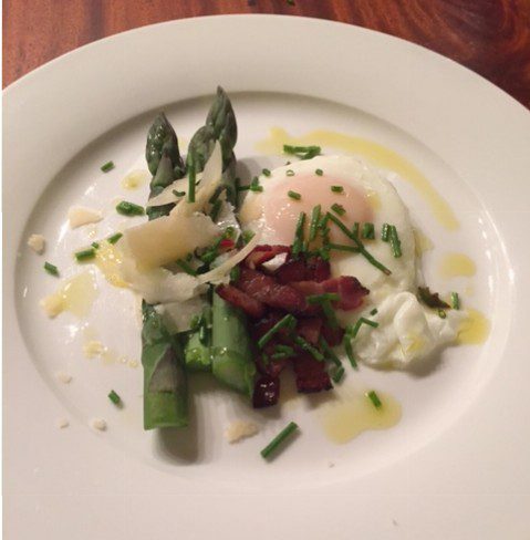 Asparagus with poached egg, smoked bacon and pecorino